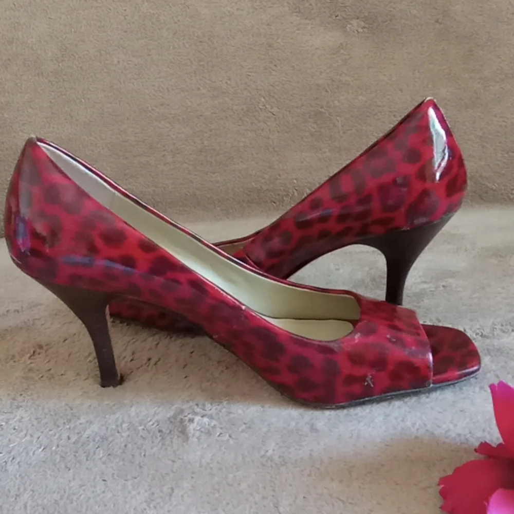 TAHARI | Red Black Patent Heel - Picture 10 of 10